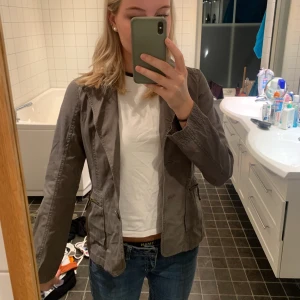 Jacka - JÄTTEFIN militärgrön jacka. Är tyvärr för liten för mig. Vill flera köpa så väljer jag den som bjuder mest💗