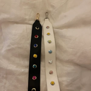 Väskband - Två jätte fina väskband från Gina!! 💘 50kr styck!! Svarta är såld!!!!!!