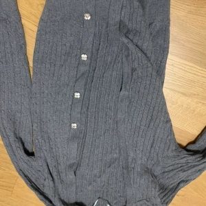 Kodta - Grå kofta köpt för 349 säljer för 150