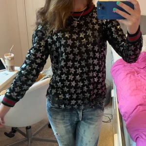 Festtopp!! - Säljer denna så coola tröja som är perfekt till fest!! 