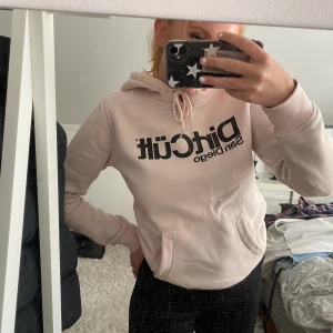 Dirtcült  - En ditcült hoddie använd Max 2 gånger så i bra skick, färgen syns inte så tydligt men skulle säga smutsrosa/ ljusrosa 