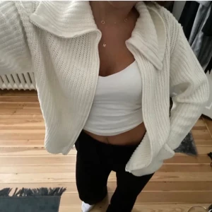 Kofta - Säljer denna populära koftan ifrån gina. Nyskick och kommer tyvärr inte till användning. Storlek M men passar allt från xs-l. Första bilden lånad🫶🏽🫶🏽