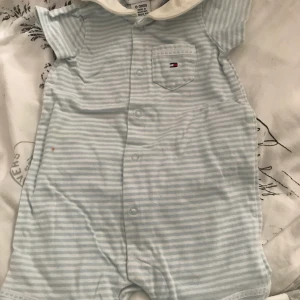 Tommy hilfinger babydräkt -  Nästan jo använd Tommy Hill finger baby dräkt I storlek noll till tre månader jag hoppas någon vill ta bra hand om dina min son var så vacker i den