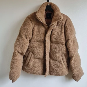 teddy/pile  pufferjacka - Teddy jacka i mörkbeige från river island. Vadderat foder för att klara av de kallaste dagarna 😄  Fint skick