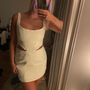 Jeans klänning - Säljer denna sååå fina jeans klänningen från zara, köpt för 499kr. Använd 1 gång. Storlek S💖💖