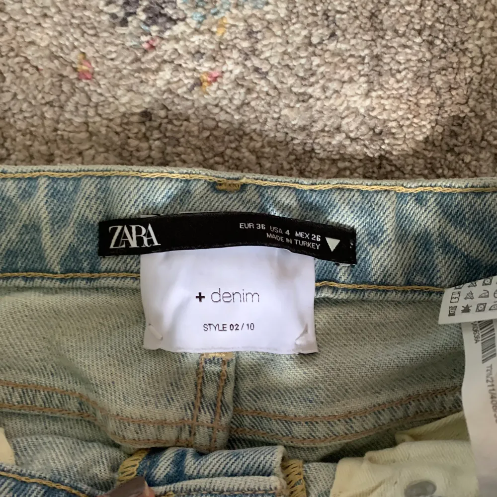 Säljer mina superfina och trendiga zara jeans som tyvärr har blivit för små. De är i storlek 36 och köpta för 400 kronor, frakten ligger på 59 kronor elle ekan mötas upp. . Jeans & Byxor.