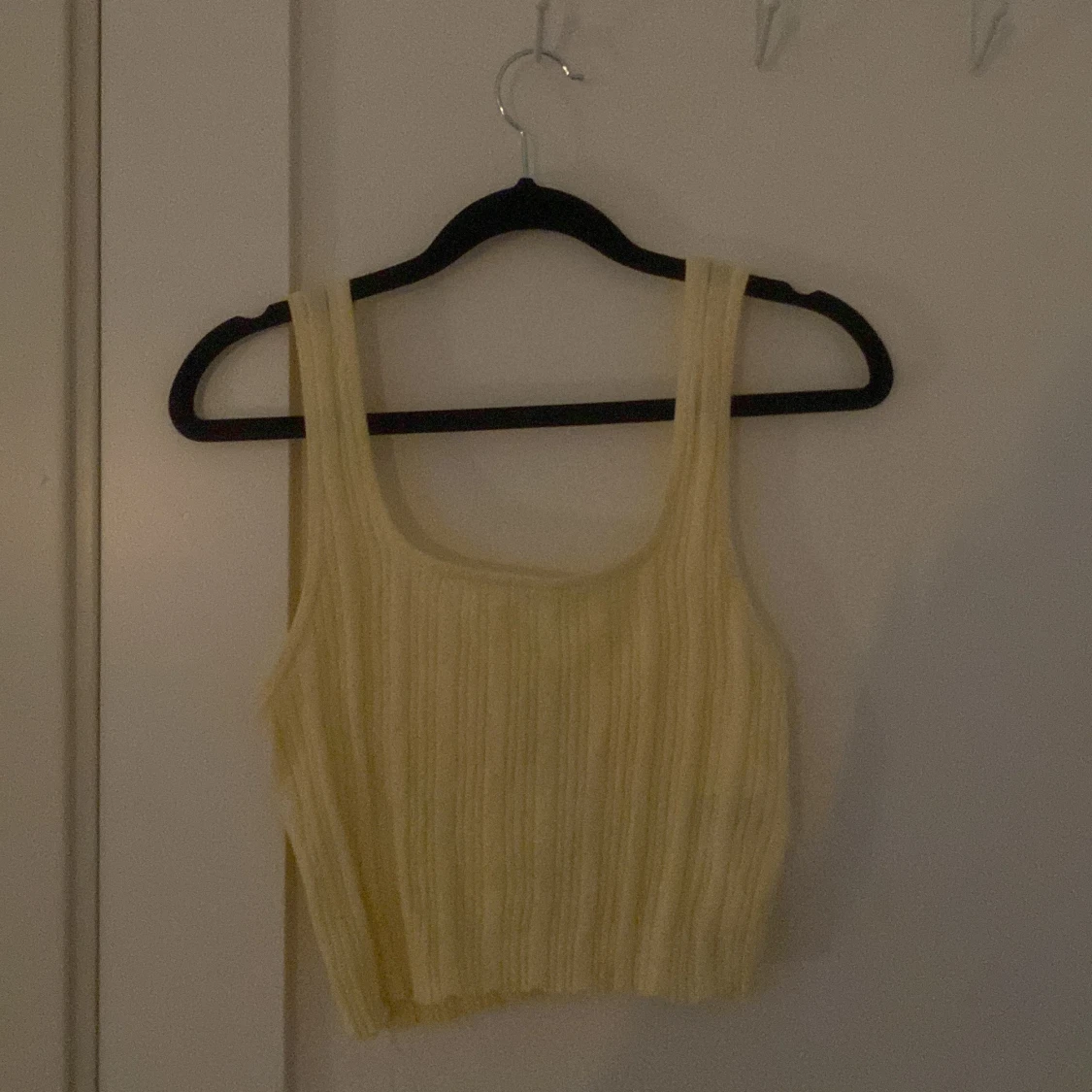 Gult stickat linne - 90