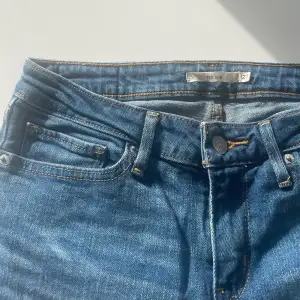 Garderobsutrensning. Blåa Levis jeans, modell 712 slim, W27. Säljes pga blivit för små. Frakt tillkommer - skickas icke rekommenderat. 