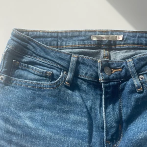 Levis Jeans blå - Garderobsutrensning. Blåa Levis jeans, modell 712 slim, W27. Säljes pga blivit för små. Frakt tillkommer - skickas icke rekommenderat. 