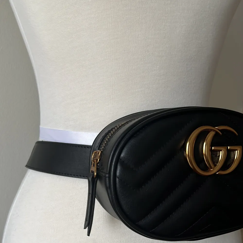 En cool Gucci väska som man kan ha runt midjan eller axeln (fake). . Väskor.