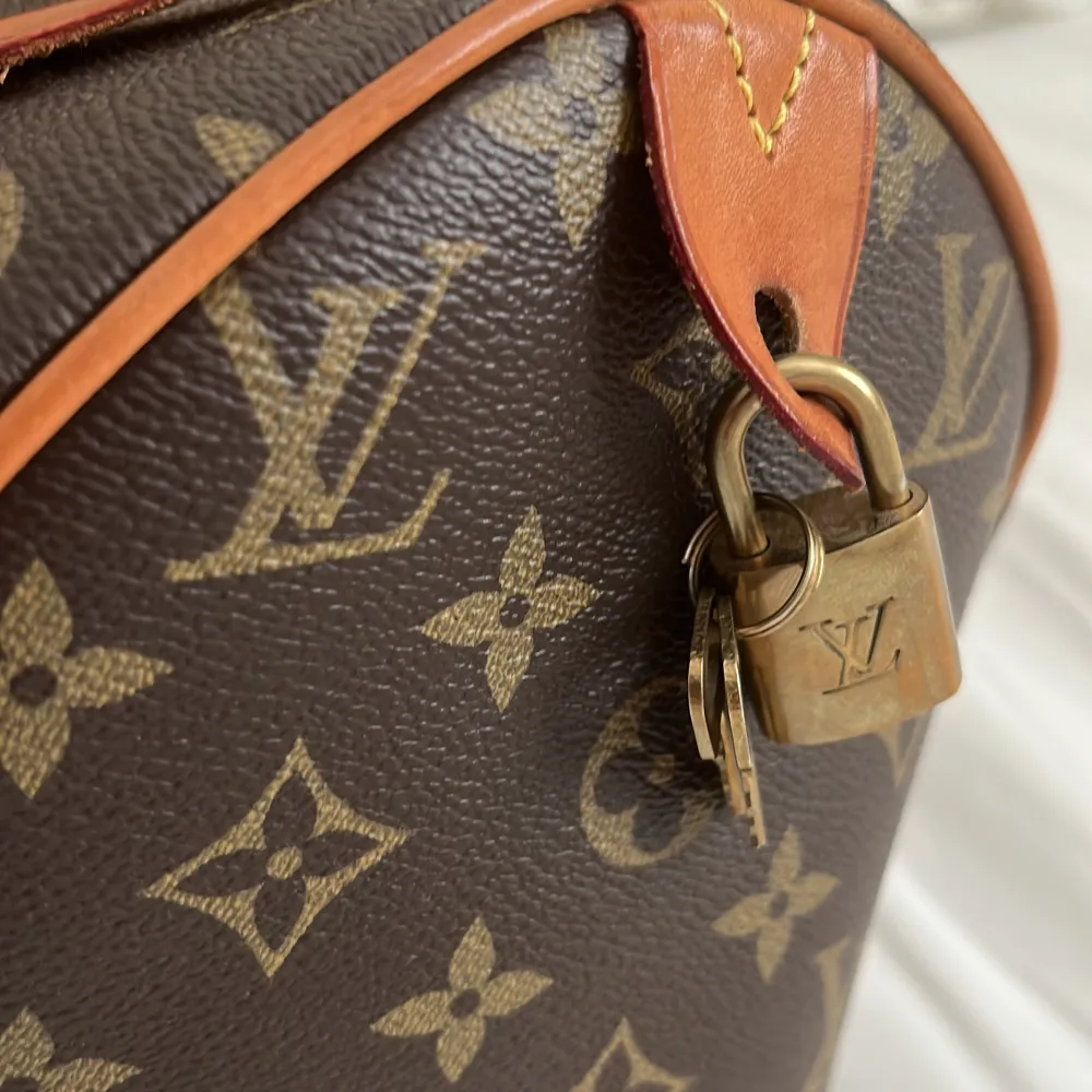 Snygg vintage Louis Vuitton väska (fake). Bred 35 cm höjd 22 cm.. Väskor.