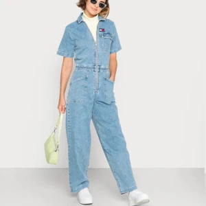 Jumpsuit från tommy hilfiger - Säljer denna snygga slutsålda jumpsuit från tommy hilfiger🥰 endast använd 1 gång och säljer för den inte kommer till användning längre🥲 Nypris: 1695kr 