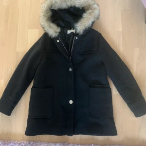 Storlek: 164/xs - Jätte fin jacka/kappa ifrån zara i storlek 164, men passar även xs. Den är i väldigt fint skick, säljer då den inte längre kommer till användning.💗