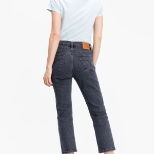 Levis 501 jeans svart/gråaktiga .  -  Fransiga längst ned. Bra skick. Köpta för två år sedan. Säljer pga växt ur dom.