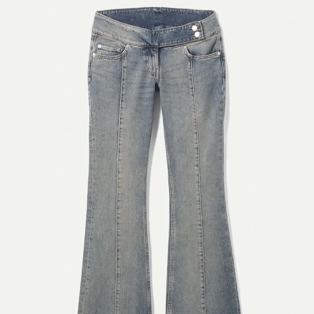 Säljer lågmidjade jeans, använda ett fåtal gånger. Storlek: 25x34 (passar som XS/XXS), färg: marinblå/grå.  (För de som sett detta inlägg på ett annat konto så har jag tappat inloggningen för det kontot, därför lägger jag upp den igen)🥰✨. Jeans & Byxor.