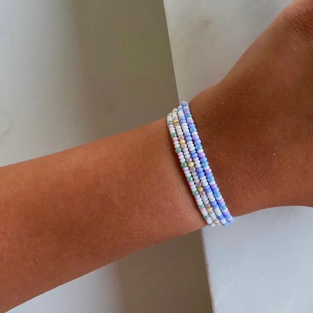 Välj själv färg, om du vill ha text, vilken omkrets & om ni vill ha ett hjärta i någon färg! 🌟  Vi har sålt över 200 st på Instagram!   Vi säljer armbanden för 49kr/st & det är helt fri frakt! 💕 exempel på färger som finns inne syns bland bilderna! . Accessoarer.