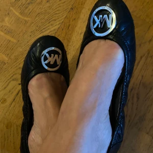Michael Kors sandaler - Sandaler i jättefint skick, nästan helt oanvända, storlek 38. Nypris 1100 kr, köpta i London. Fynda!