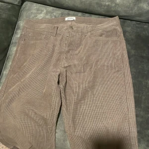 Weekday byxor - Fetta byxor från Weekday som inte används längre, Storlek 31 och har skön ”velvet” material 