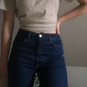 Jeans - Säljer dessa mörkblå jeans från Dobber. Jeansen är i toppskick och bara använda några få gånger. Hör av er om ni har några frågor! 💗