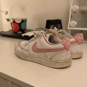 Nike skor - Hej! Jag säljer mina rosa Nike skor i strlk 38. Obs köparen står för frakten. ( frakten ingår  i priset) jag tvättar såklart skorna i tvättmaskin innan jag skickar iväg de! 💓