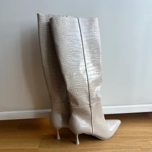 Stövlar med klack - Beiga stövlar med klack från Gina 