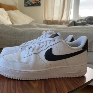 NIKE AIR FORCE 1 07 - Nyköpta skitsnygga sneakers förra månaden, endast provpromenerat en gång och kände att de var för små för mig och säljer därför. Nypris 1345kr på Zalando. 