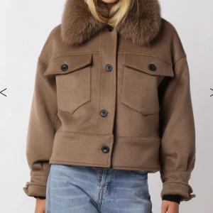 meotine jacka - kollar intresse på min sjukt fina meotine jacka som endast är testad, aldrig använd💓helt slutsåld på hemsidan i alla storlekar!! 💓budafrån 2800kr💓