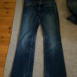 POLO Lågmidjade jeanse - Svin snygga polo jeanse, som är Lågmidjade. Knappt använda. Köpta för 700. Står storlek 27 men är inte svensk storlek så skulle chansa det är storlek 32-34 