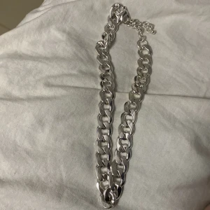smycken - fake silver kedja ca 45cm från h&m säljer för 25kr (köparen står för frakten 49/59kr)