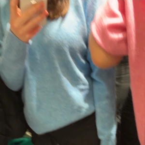 Zara tröja  - Säljer min jätte mysiga blå tröja ifrån zara som är helt slutsåld! ❤️jätte jätte fin blå färg också! 💙köptes förra vintern men den är knappt använd 💕(kom privat för fler bilder)