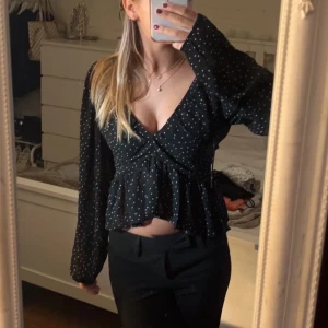 Blus - Jättesöt svart blus💓💓 