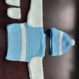 Barnkläder Set - Ett självstickad set som inkludera vantar,mössa, tröja och även halsduk om det önskas👶👶👶👶 Går att göras i andra färger och storlekar.