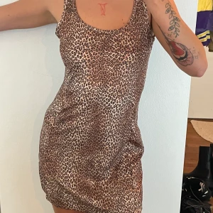 Leopard klänning  - Superfin i sammet, strl m 