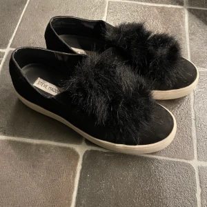 Steve madden skor - Fina Steve madden med tofsar i stl 39. De är i  fint askick och väldigt lite använda. Kan mötas i centrala Stockholm annars delar vi på frakten💗