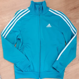 Adidas träningsjacka - Adidas träningsjacka i storlek 152. Fin färg och mycket bra skick! 