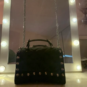 Handväska - Säljer denna jättefina handväska feån zara, säljer på grund av att den inte används så mycket men tycker mycket om!