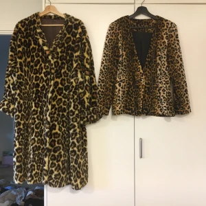 Fina höst kappor och en oanvänd kofta tröja till man - Två kappor i storlek den långa M pris 250kr Den korta 250kr storlek S-M Mörkblåa tröja till man storlek S  450kr Finns i Årsta 