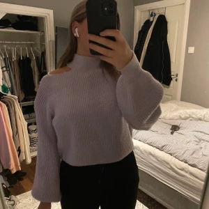 Lila stickad tröja  - Säljer min ljuslila stickade tröja med ett ” hål ” på ena axeln, väldigt cool design🤩