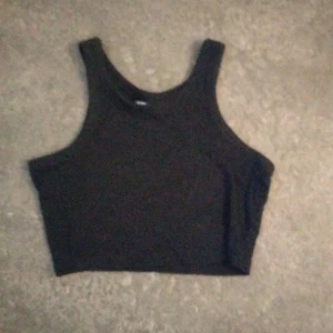 Svart topp 50 kr - Säljer toppen för har blivit lite eliten och köparen betalar frakt, 50 kr för toppen/tröja, och 142 frakt tvättas innan frakt 🍁☺️ och det är storlek S