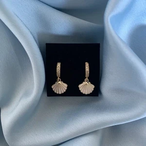 SNÄCKA #007 - Supersöta snäck örhängen!!🐚🐚 Glittrar så fint och är guldpläterade med kubisk zirkoina-stenar! Frakt: 15-29kr*