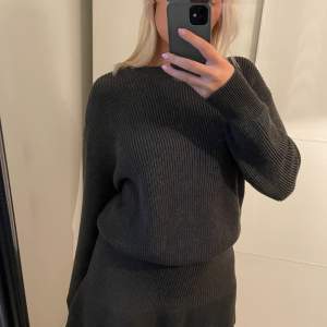 Slutsålt Grått stickat set från zara, kjol+tröja. Stl M. Säljer endast tillsammans, använd två gånger