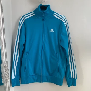 Adidas track jacket - (Inga bilder på. Skriv till mig innan ni köper) Gammal blå jacka med dragkedja från Adidas i storlek 164 (barnstorlek) dock ganska stor så passar en S o M skulle jag säga beroende på vilken fit man är ute efter💙 fraktkostnaden kan variera!💕