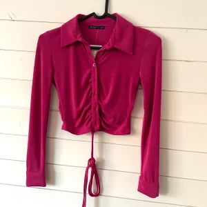 Tröja - Superfin tröja från chiquelle helt oanvänd! Storlek S, bandet knyter man runt midjan längst ner