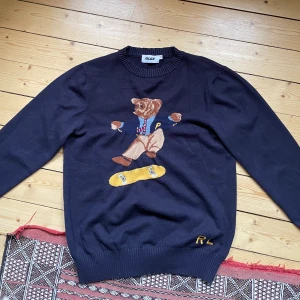 Sweatshirt - Palace, fint skick pyttelitet hål kan ta fler bilder köpte på second hand så ingen garanti på att den är äkta men skön och fin annars (pris kan diskuteras)