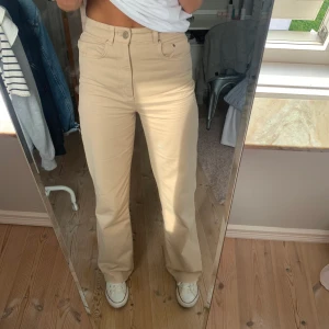 Stradivarius jeans - Stradivarius jeans i storlek 34. Kan klippas efter längd. Betalning via swish!