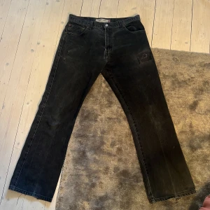 Levis 517 - Säljer ett par Levis 517. Rätt rare modell. Vintage så skicket gör dom unika. Storlek 34*32. Lite flared.