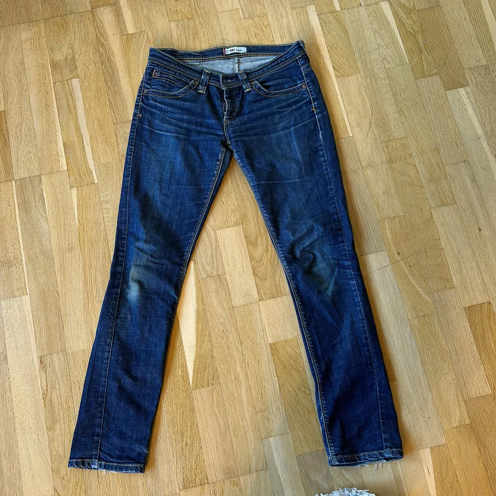 Säljer dessa lågmidjade Levis jeans. Perfekt längd på mig som är 169, går perfekt över skorna. Säljer då de inte kommer till användning. Skriv vid frågor eller om ni vill ha fler bilder. Köparen står för frakt, kan mötas upp i Stockholm.. Jeans & Byxor.