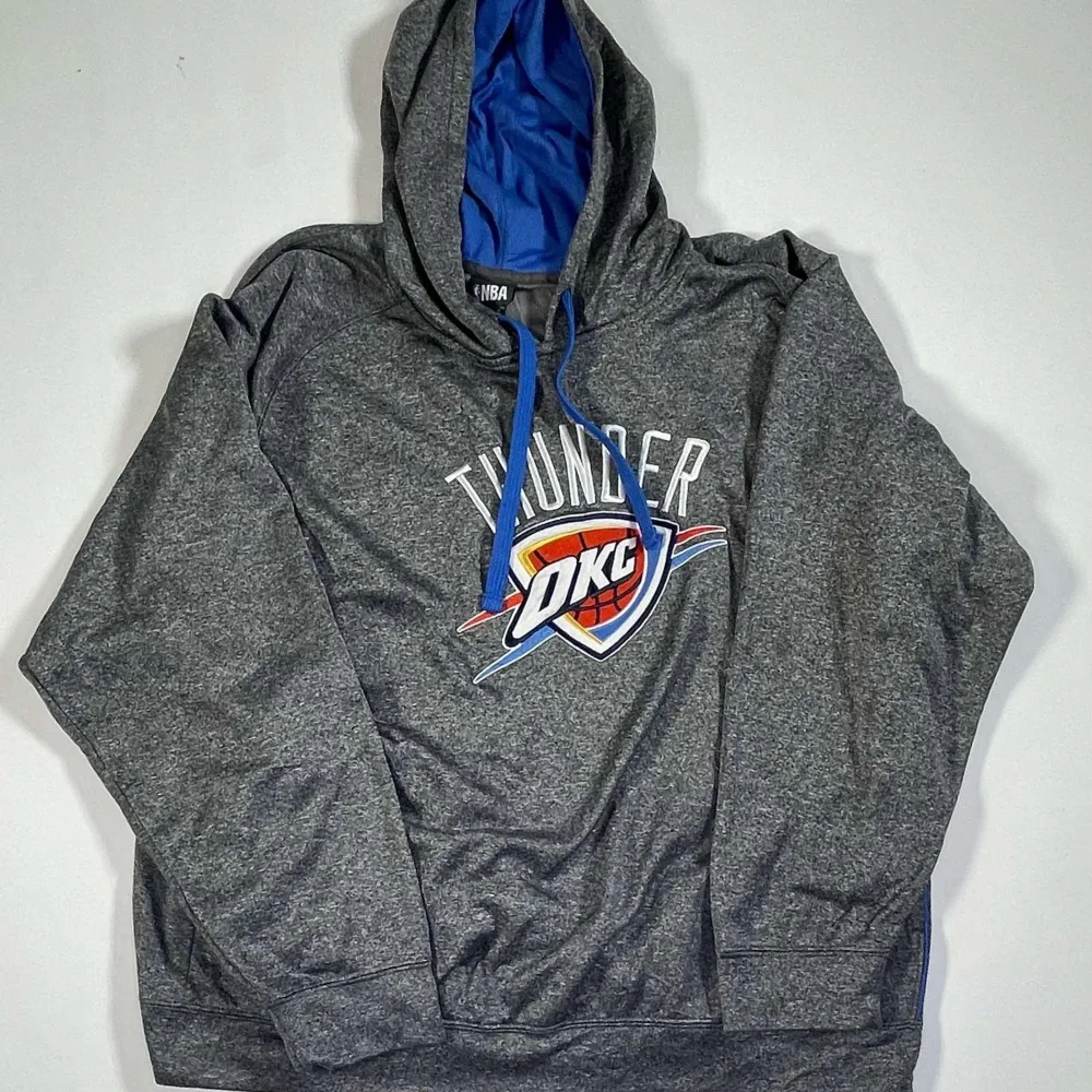 Grå och blå NBA hoddie i bra skick. Den har ett oklahoma city thunder märke.. Hoodies.