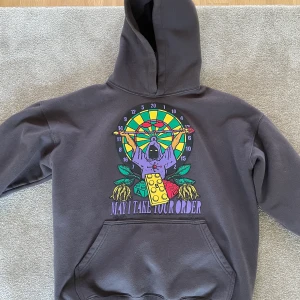 ALL out ONE HOODIE  - All out One hoodie i bra skick. Pris 500, priset kan diskuteras vid snabb affär. Storlek S