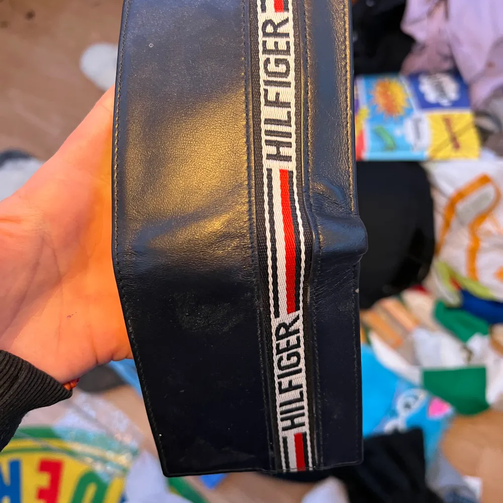 Äkta Tommy hillfiger plånbok köpte på en kryssning för några år sen köpte för ca 500 bara förvarat kort i inget mer. Skriv vid frågor eller intresse💗. Muu.